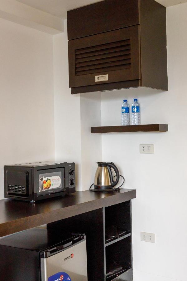 5880 Enriquez Residences Manila Bagian luar foto