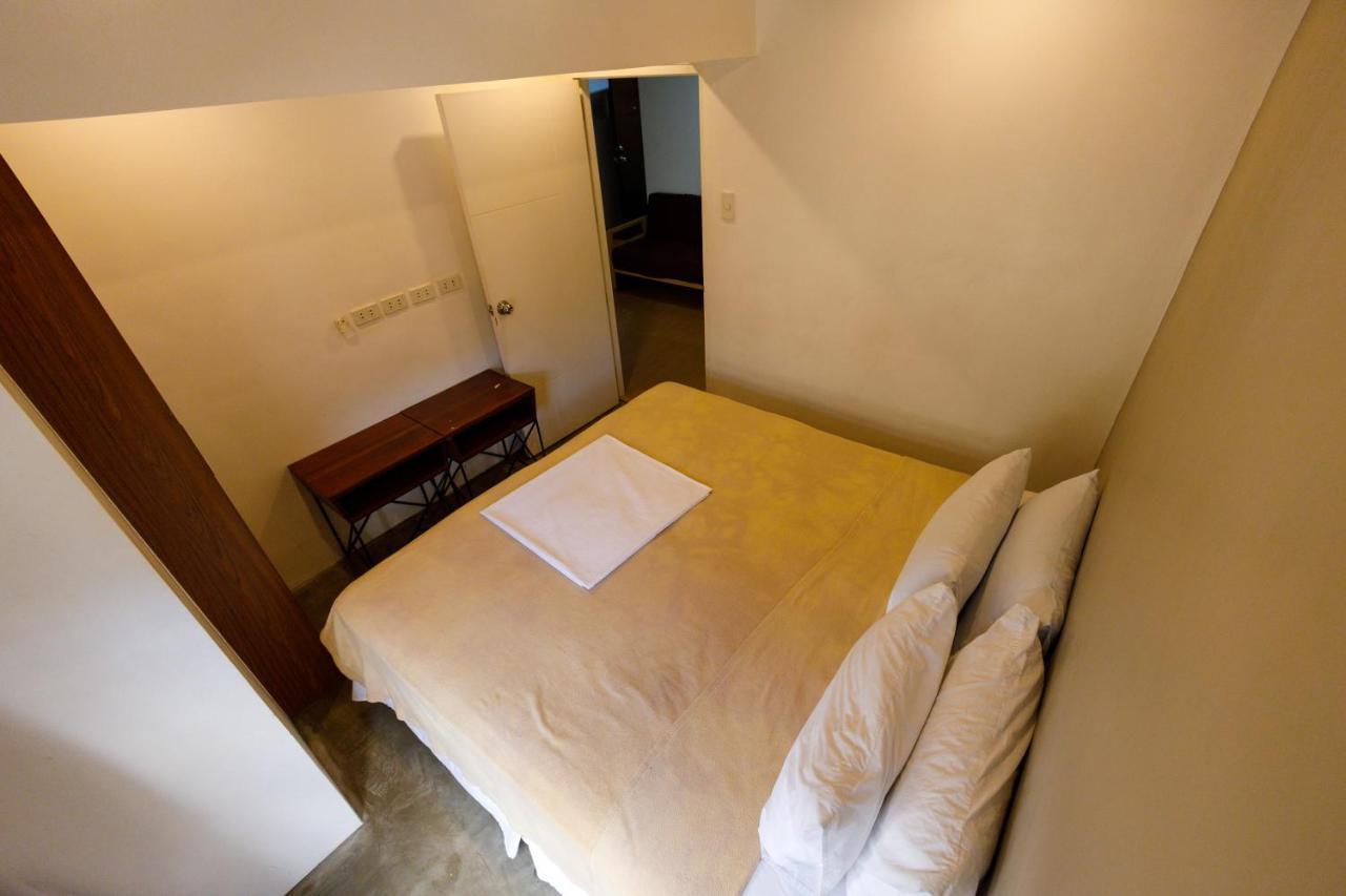 5880 Enriquez Residences Manila Bagian luar foto