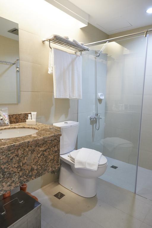5880 Enriquez Residences Manila Bagian luar foto